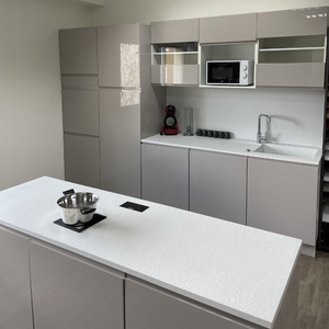 Plan de travail minéral + cuisson invisible 4 zones