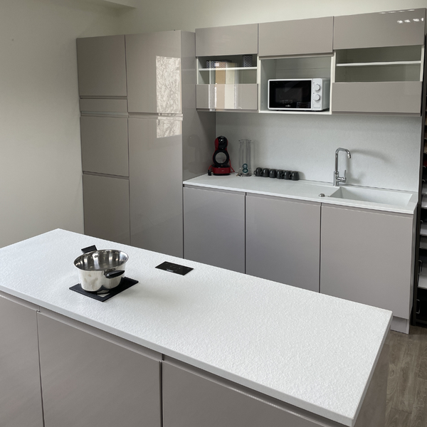 Plan de travail minéral + cuisson invisible 4 zones