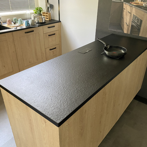 Plan de travail minéral + cuisson invisible 4 zones